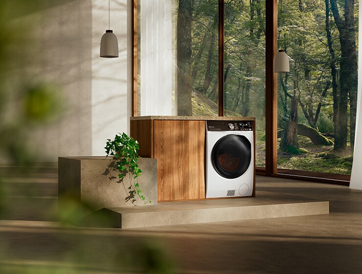 Vaskemaskin i et rom med stort vindu på baksiden