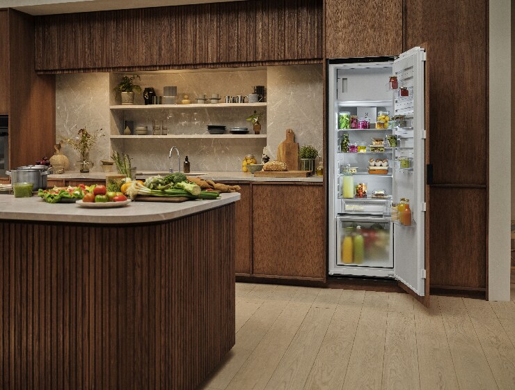 Kjøkkenutsikt med åpent kjøleskap i bakgrunnen