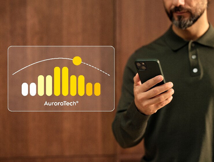 Mann som styrer spesifikasjonene til kjøkkenviften med telefonen