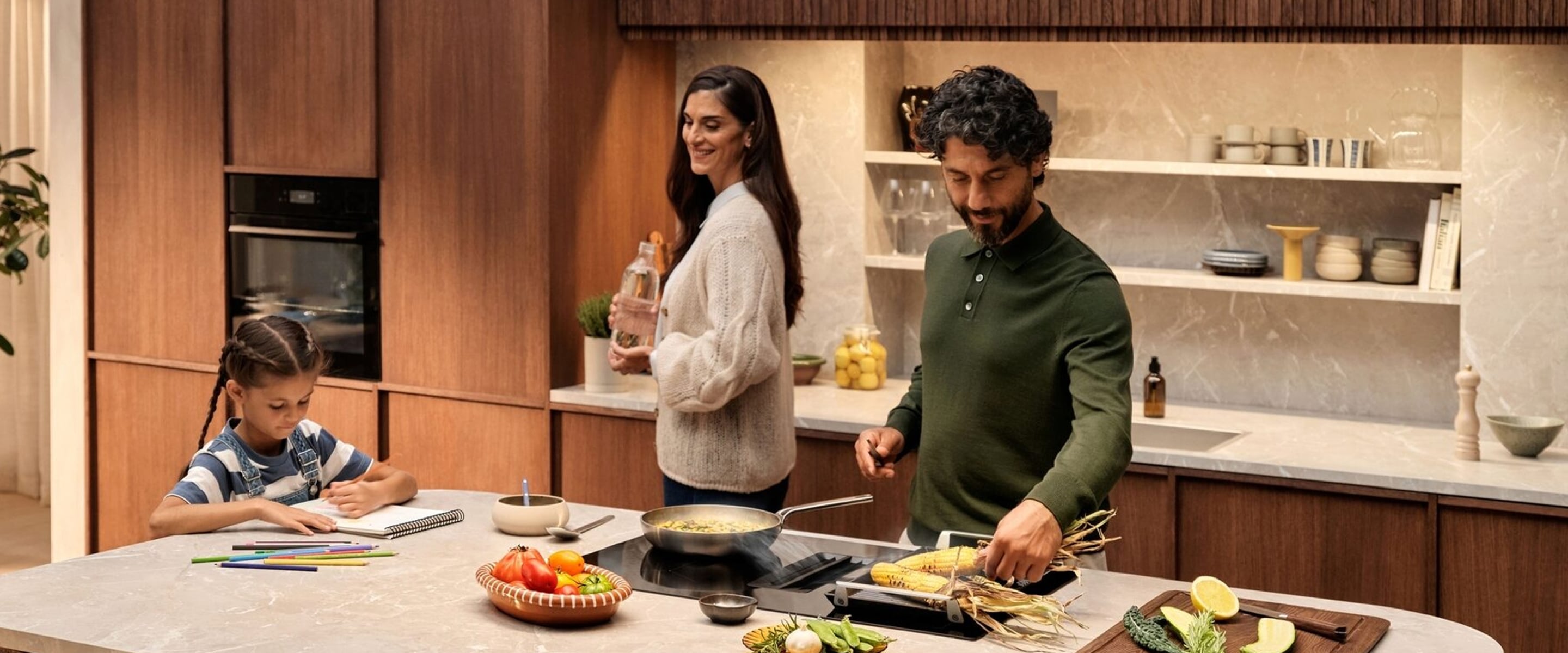 Mann, kvinne og liten jente i kjøkkenet.