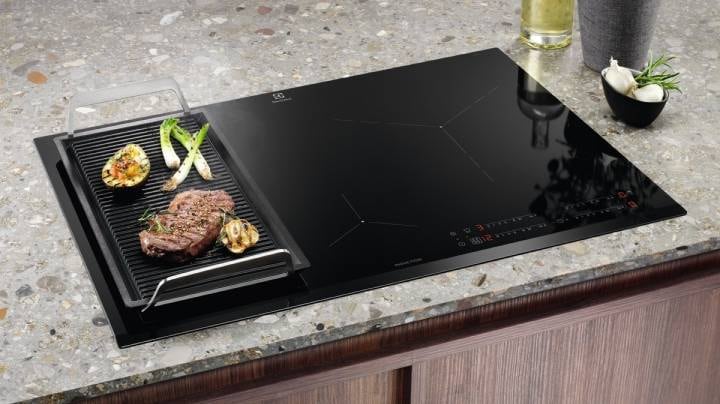 Matlaging på en induksjonstopp.