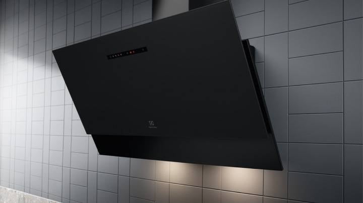 Ventilator med hands-free som henger på en vegg.