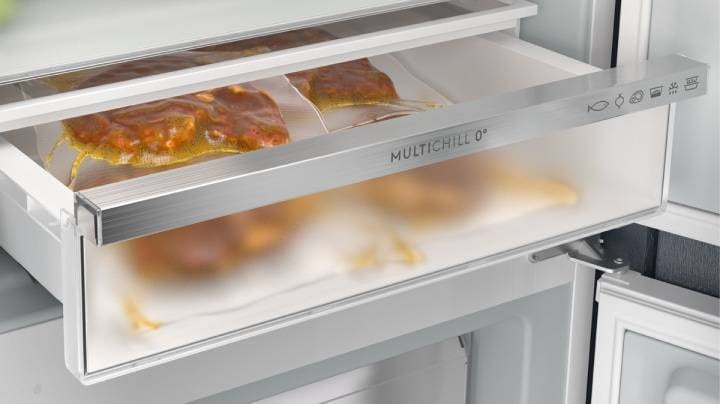 En skuff i et kjøleskap som er fylt med mat.