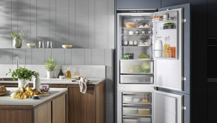 Et åpent kombiskap.