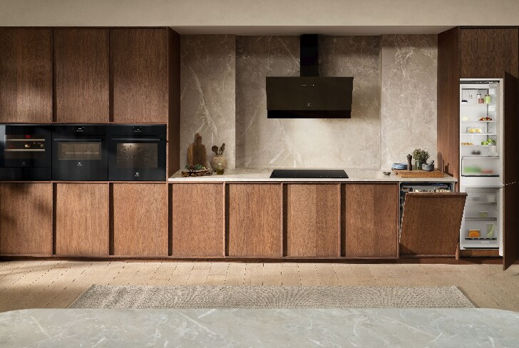 Moderne trekjøkken med innebygde Electrolux-hvitevarer.