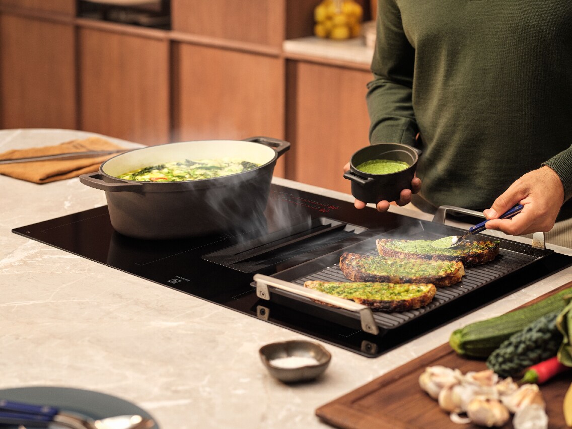 Matlaging med gryte og grillplate på Electrolux induksjonstopp.