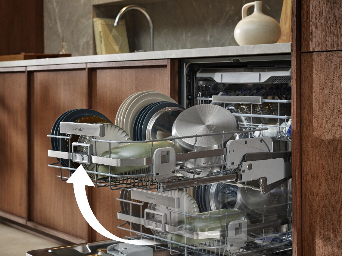 Electrolux ComfortLift-oppvaskmaskin fylt med oppvask.