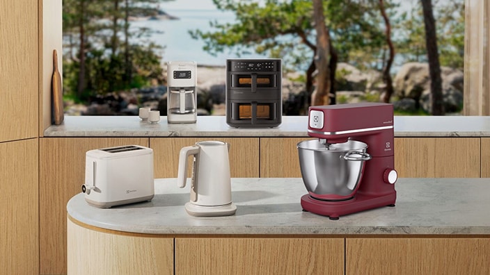 Kjøkkenapparater inkludert kjøkkenmaskin, brødrister og airfryer i et kjøkken