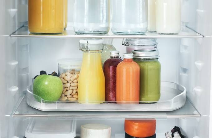 Ferske råvarer som står i et åpent kjøleskap fra Electrolux.