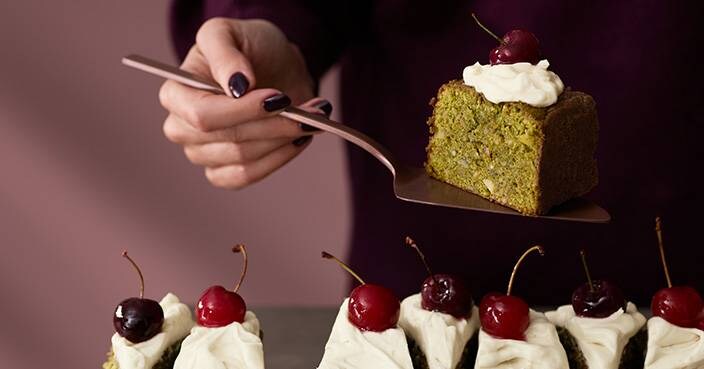 En kvinne som baker en kake