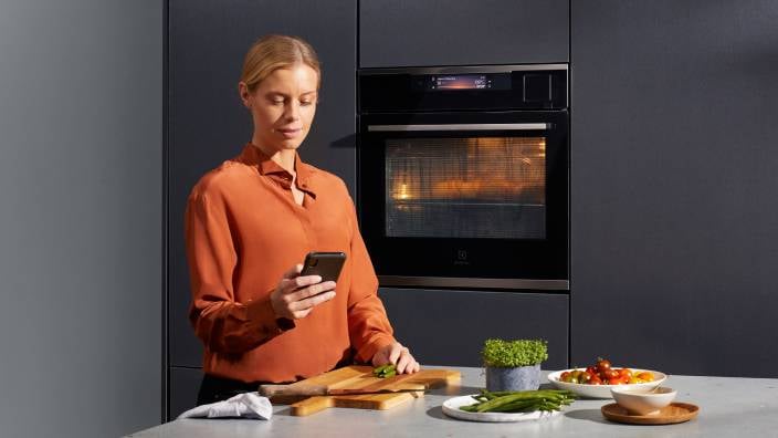 Kvinne på moderne kjøkken