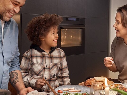 Familie på et kjøkken.