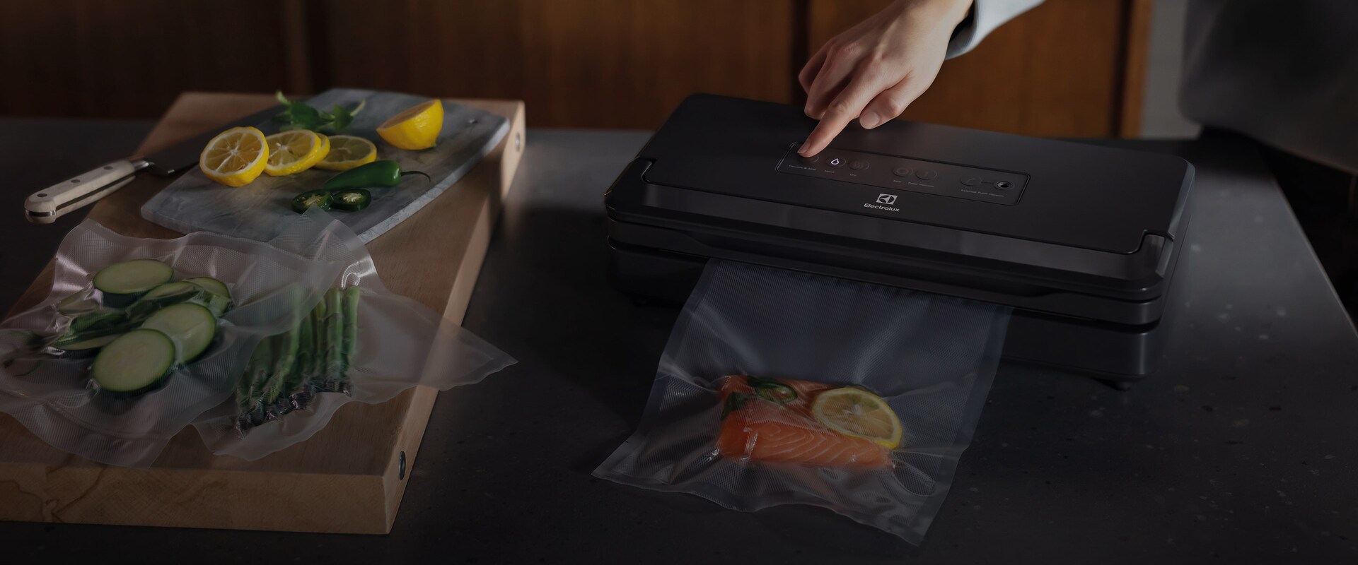 Vakuumpakker med vakuumforseglet laksebit