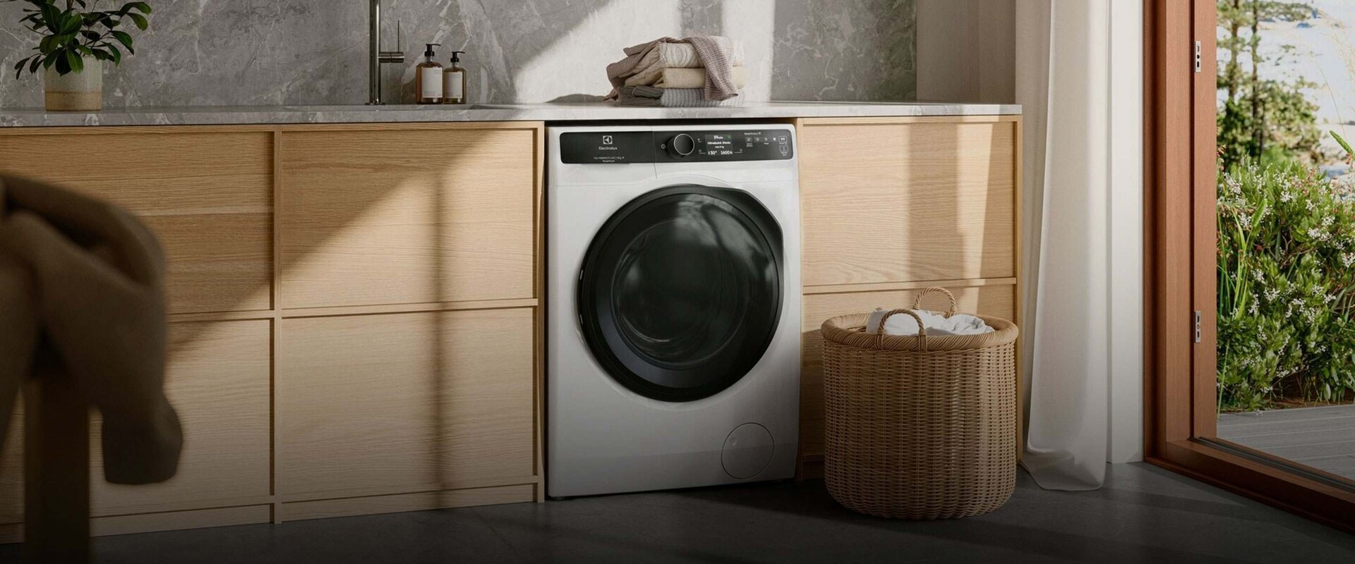 Frontmatet vaskemaskin i et vaskerom