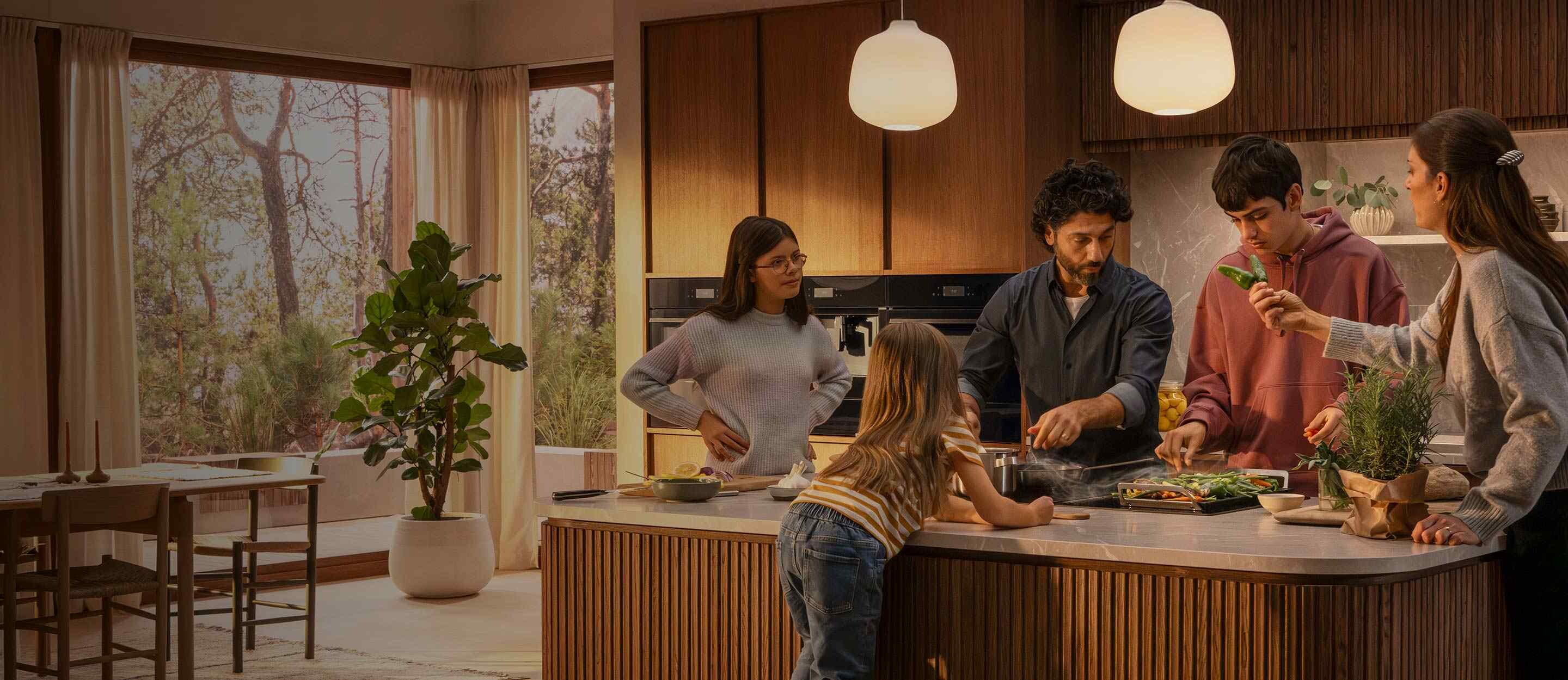 Folk sosialiserer på kjøkkenet