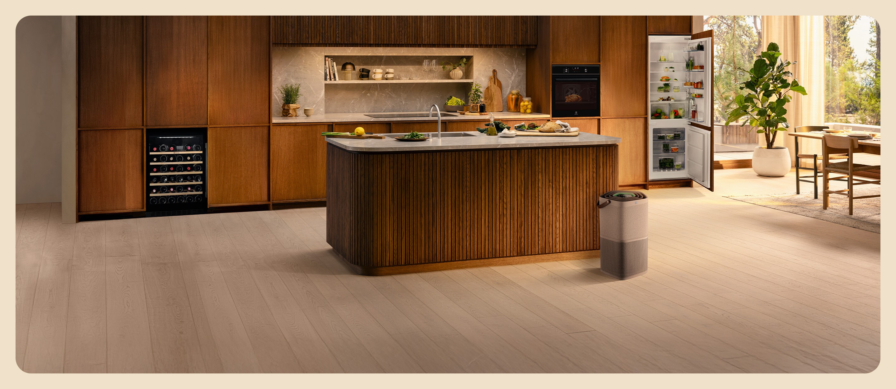 Skandinavisk kjøkken med trepaneler, en sentral kjøkkenøy, innebygd vinkjøler, åpent kjøleskap og en frittstående luftrenser.