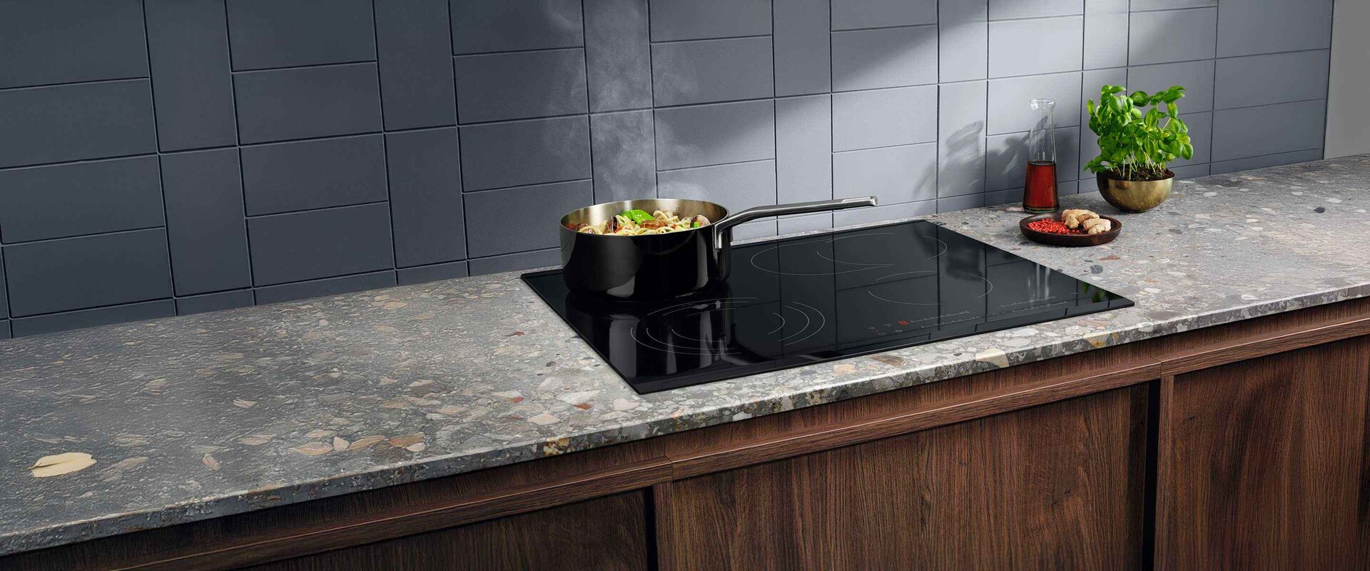 En keramisk platetopp fra Electrolux på et kjøkken.