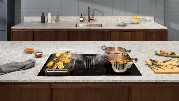 Mat tilberedes på en induksjonstopp.