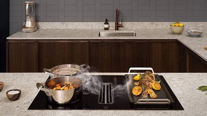 Middag tilberedes på en induksjonstopp.