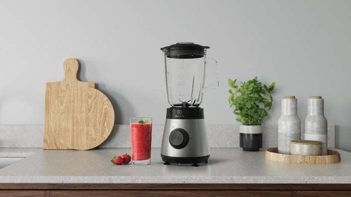 En blender fra Electrolux står på en kjøkkenbenk