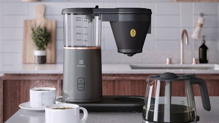 En kaffetrakter på en kjøkkenbenk.