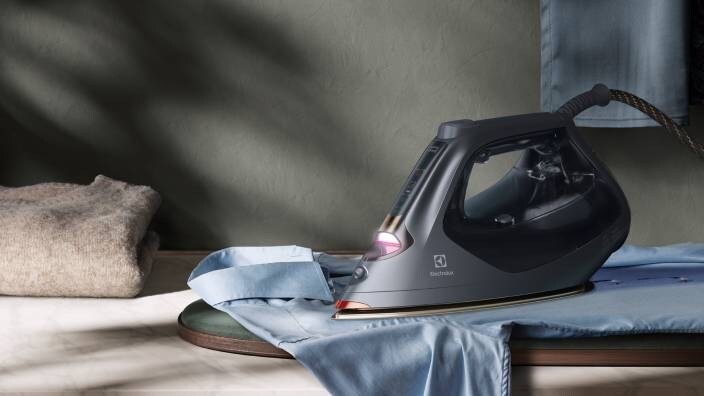 Et strykejern fra Electrolux stryker en skjorte..