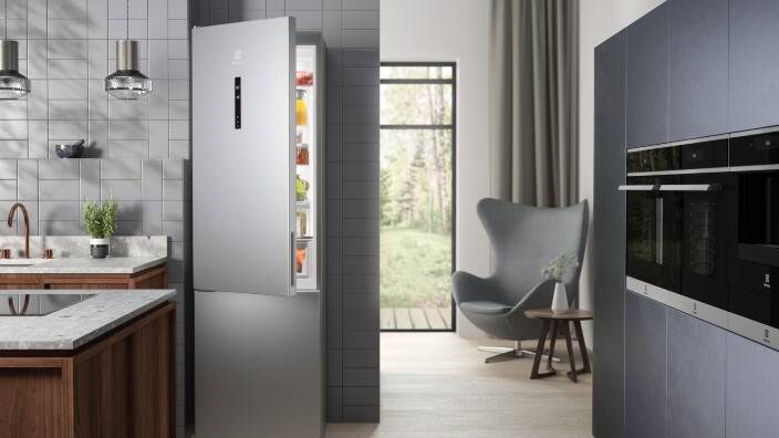 Et kombiskap som står på et toppmoderne kjøkken.