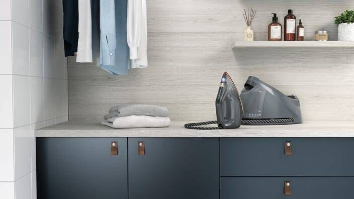 Strykejern på en benk