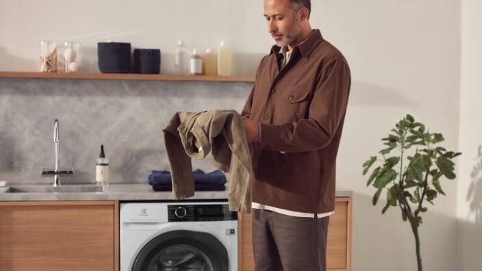 Mann med en skjorte som skal vaskes
