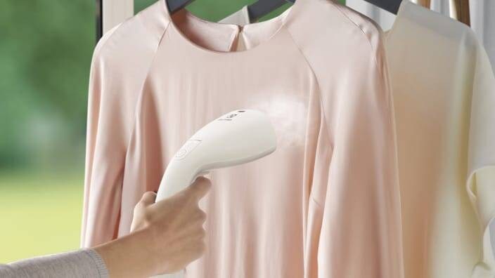 To topper som blir dampet med en klesdamper.