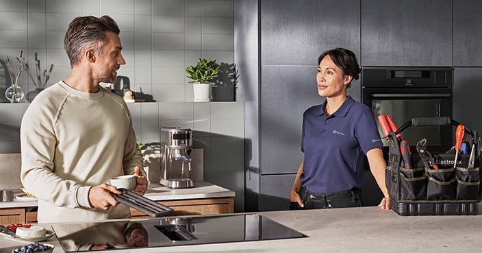 En mann og en kvinne på kjøkkenet